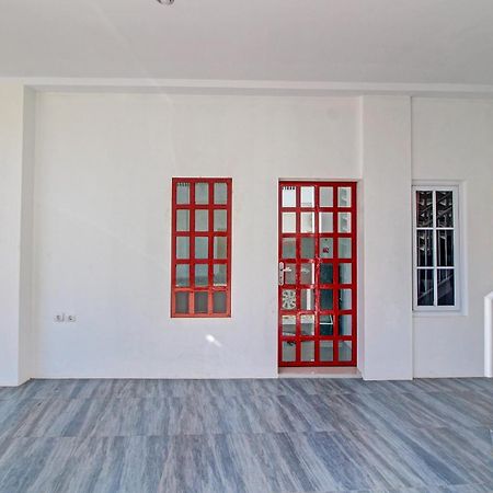 Super Oyo Collection O 92363 Kp Inn Temon Exterior foto