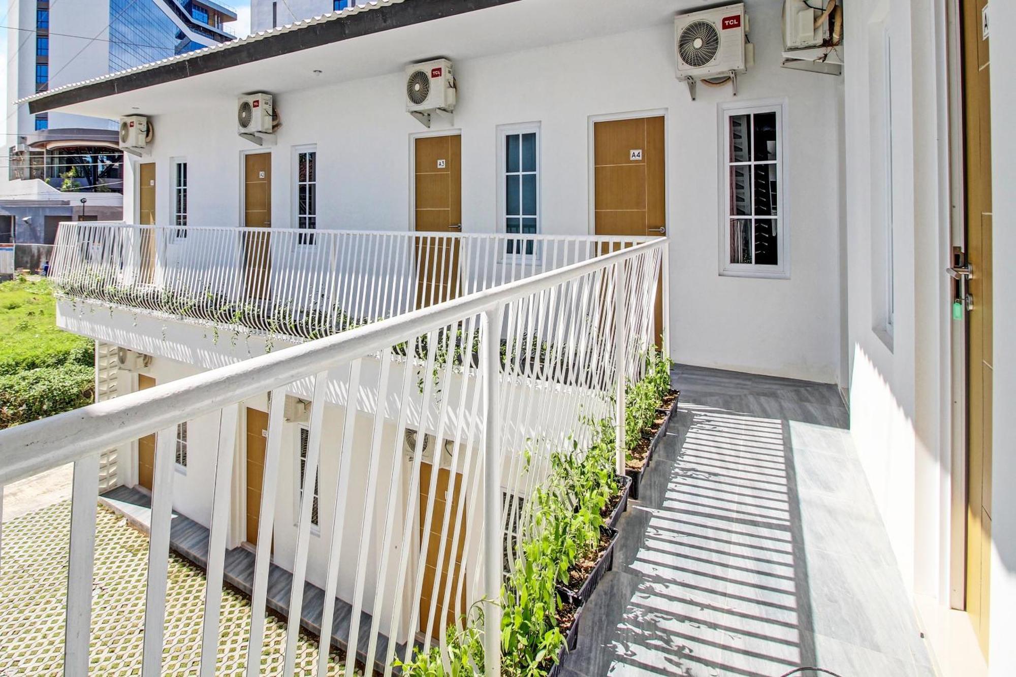 Super Oyo Collection O 92363 Kp Inn Temon Exterior foto