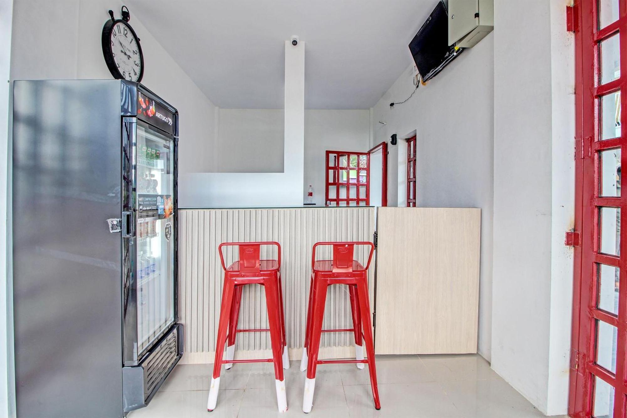 Super Oyo Collection O 92363 Kp Inn Temon Exterior foto