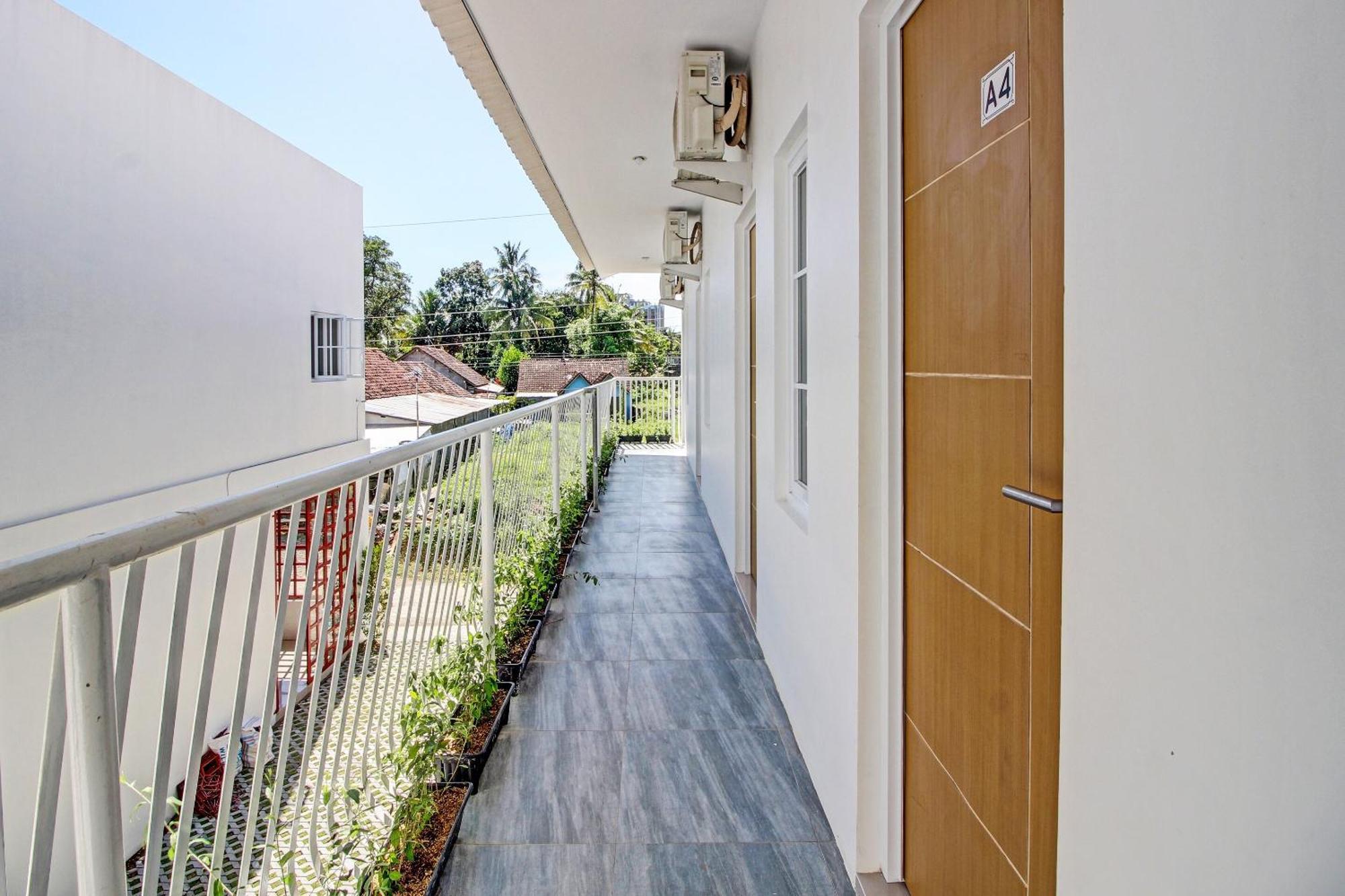 Super Oyo Collection O 92363 Kp Inn Temon Exterior foto