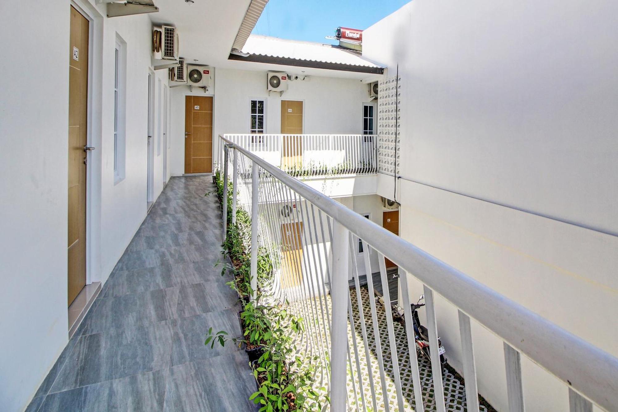 Super Oyo Collection O 92363 Kp Inn Temon Exterior foto