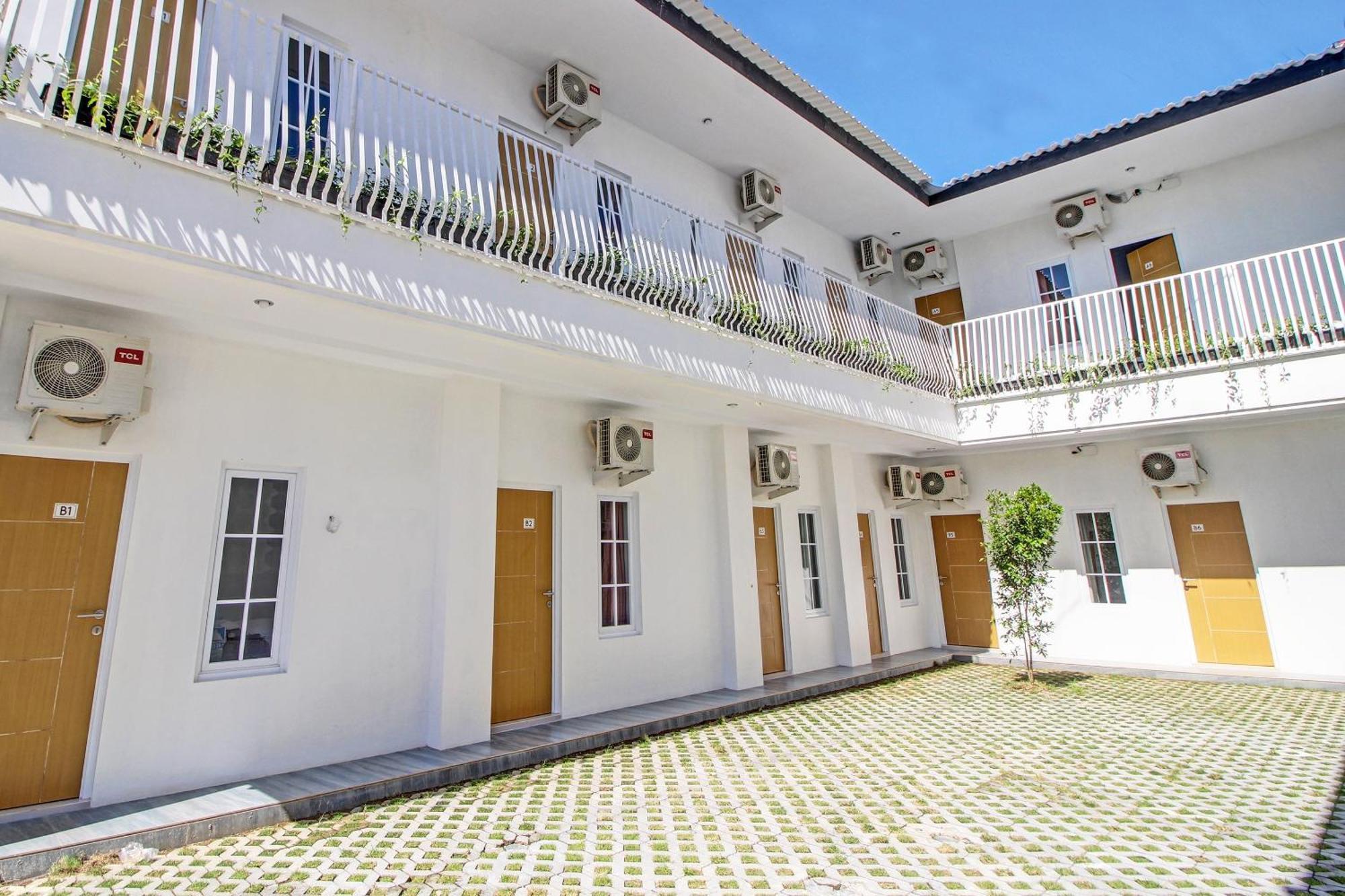 Super Oyo Collection O 92363 Kp Inn Temon Exterior foto